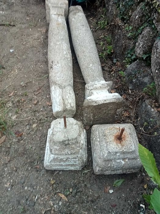 Duas colunas em pedra centenarias