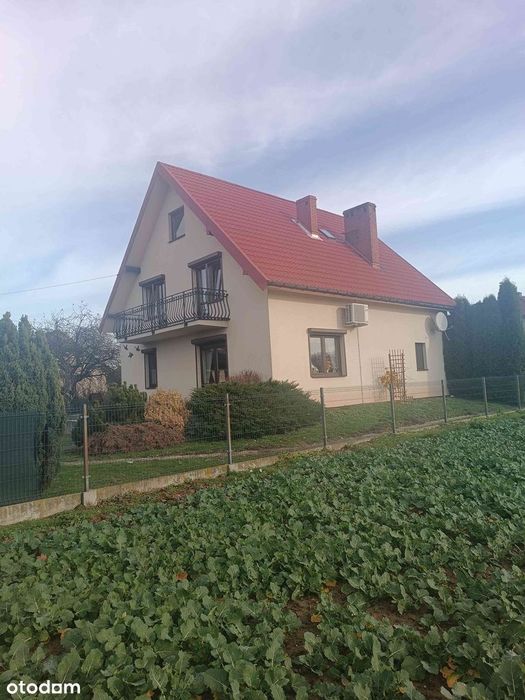 Przestronny dom z garażami i dużą działką