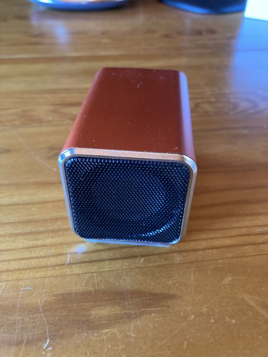 3 Colunas de som com publicidade