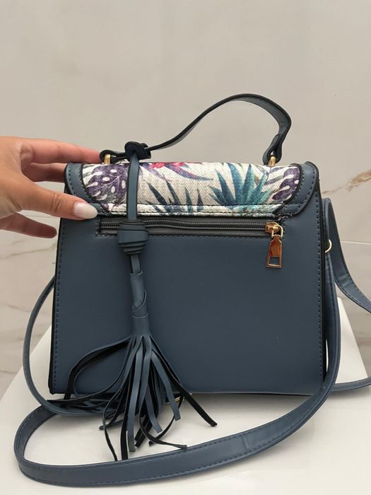 Mala azul com padrão floral como nova , da para usar na mão ou a tira-colo