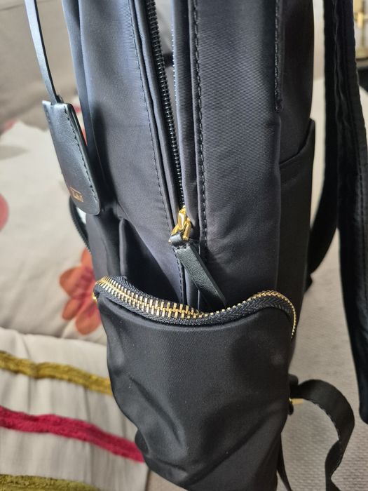 Mochila preta de tecido impermeavel nova