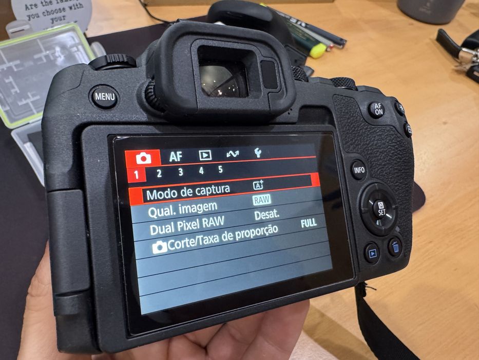 Canon EOS R8 Como Nova com 3 Baterias Originais e Battery Grip