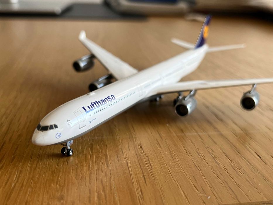 Miniatura Lufthansa A340-600
