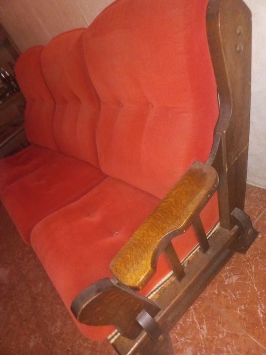 Sofá em madeira em ótimo estado