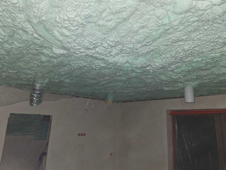 Ocieplenie poddasza, Piana PUR, izolacja natryskowa, Ocieplenie pianką