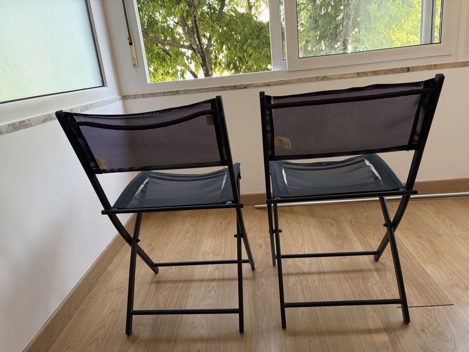 Vendo 2 cadeiras cor preto usadas
