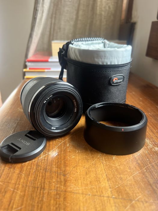 Vendo Sony FE50mm f1.8 como nova. Sem fungos nem manchas. Inclui bolsa da Lowepro tambem nova.