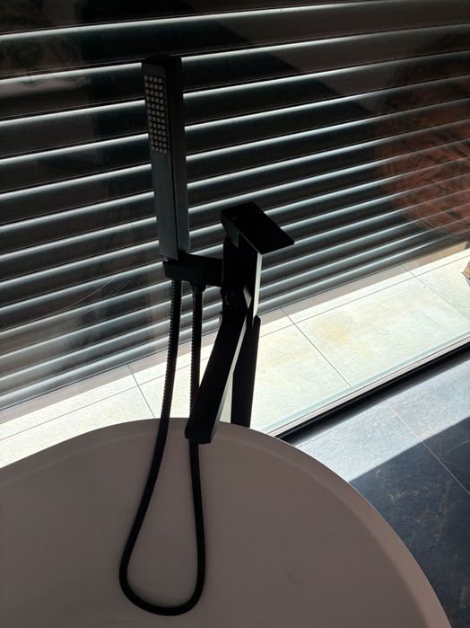 Banheira autónoma acrílica e torneira