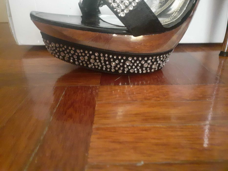 Sapatos stilleto preto com brilhantes aplicados