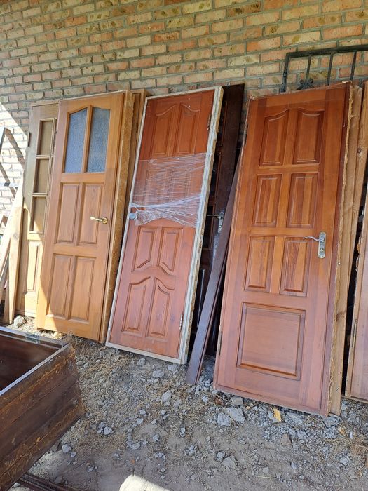 Двері міжкімнатні  і двері вхідні дерев'яні з коробками