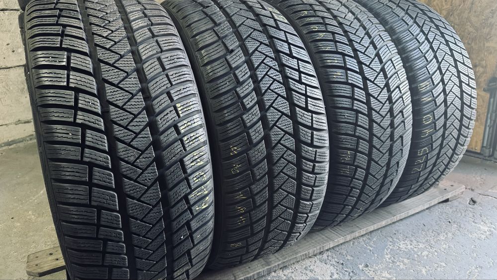 R19 225/40 Vredestein шини зимоаі комлект