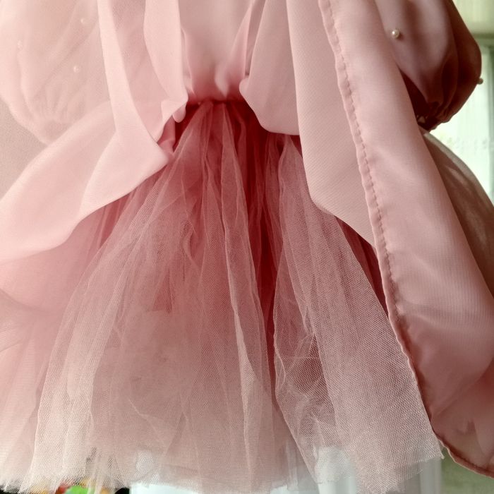 Дитяча сукня кольору пильна троянда на 1 рік.