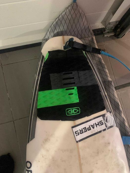 Prancha de Surf 6'0 Shapers com quilhas e capa