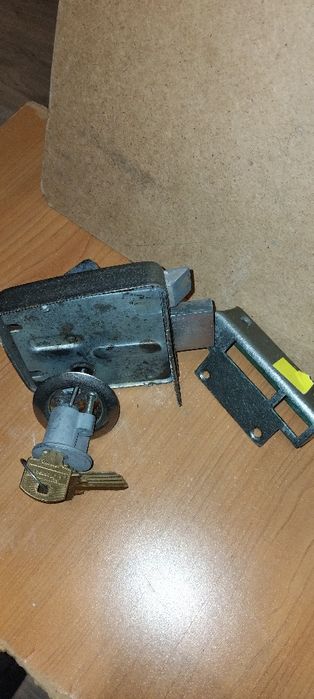 Продам накладной замок старого образца.