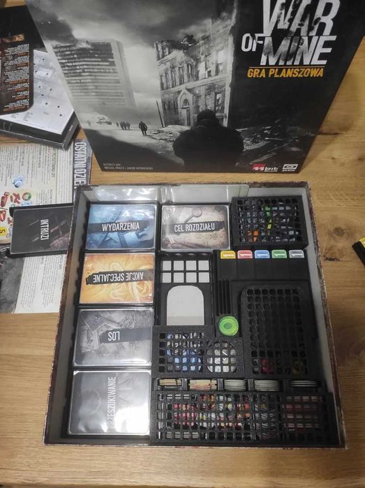 Insert 3D do gry planszowej This War of Mine – mieści 2 dodatki