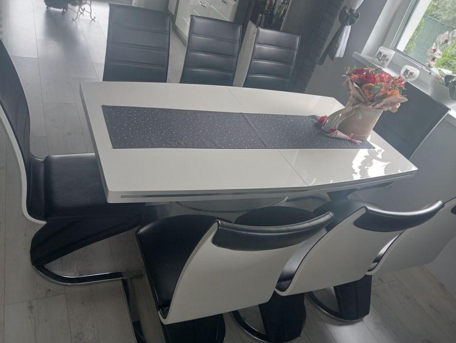 NOWA CENA!!!Stół z blatem na połysku oraz krzesła