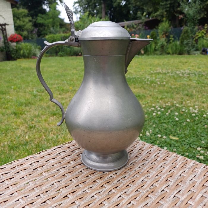 Stary dzbanek ozdobny cynowy sygnowany