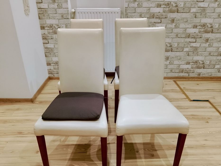 stol roskladany z krzeslami