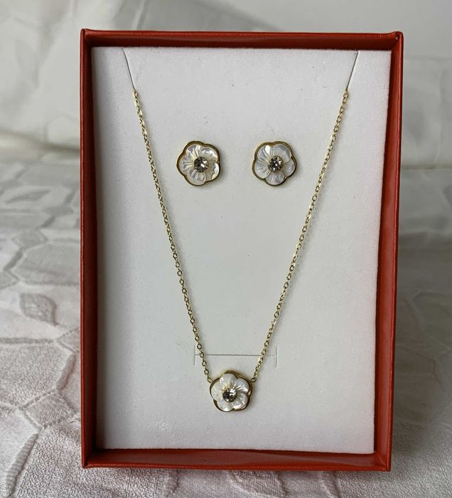 Conjunto colar e brincos com flores – dourado, aço inoxidável