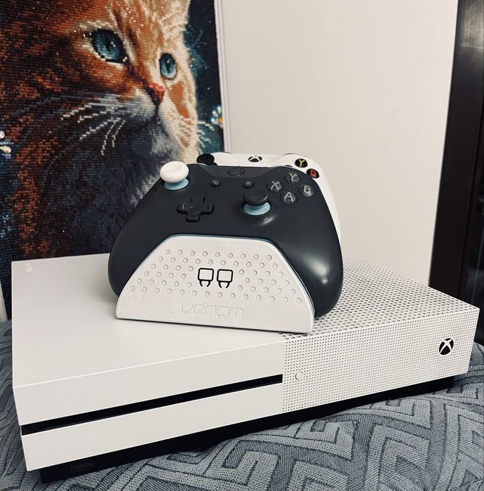 Xbox One S 1TB + 2 pady