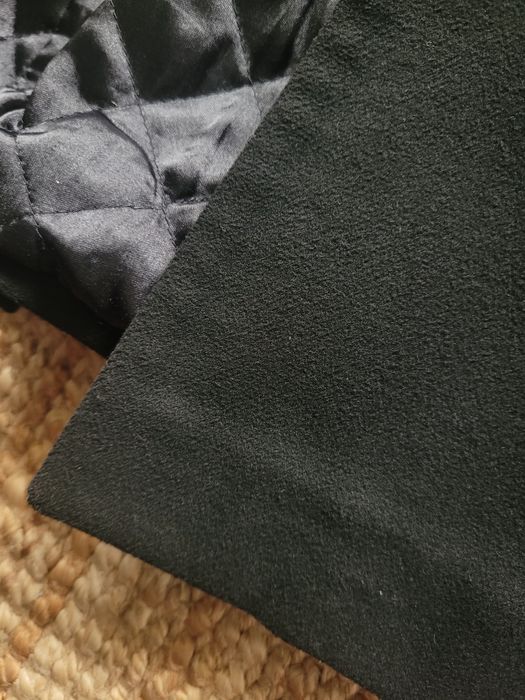 Czarny płaszcz wiązany z dużym kołnierzem / kapturem – elegancki,