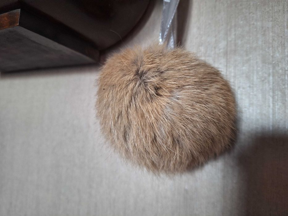 jenot naturalny pompon z agrafką do czapki nowy