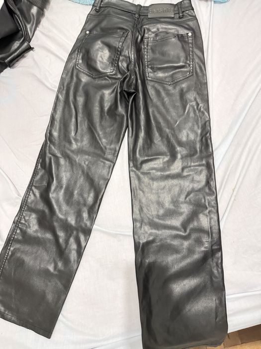 Calça reta preta de couro sintético XS - Bershka