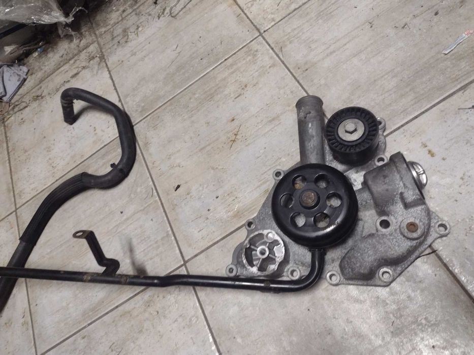 Chrysler Dodge Jeep 6.1 V8 SRT8 - pompa wody termostat HEMI