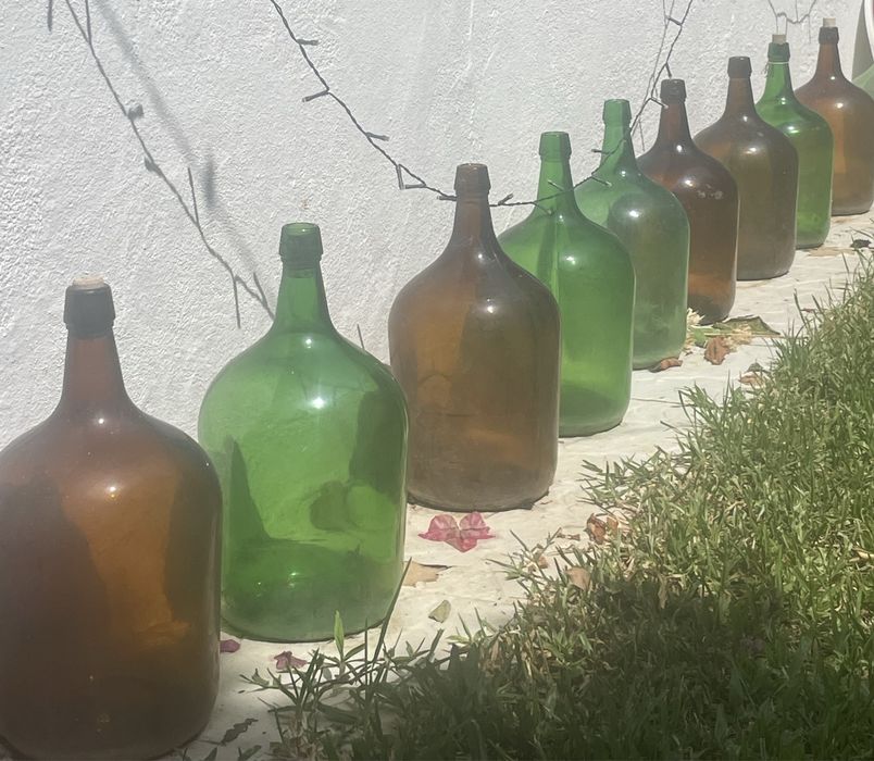 10 Garrafǒes de vidro disponiveis- verdes e castanhos   Nao faço  entregas.