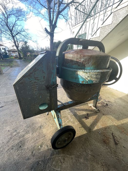 Vende-se betoneira 250 litros