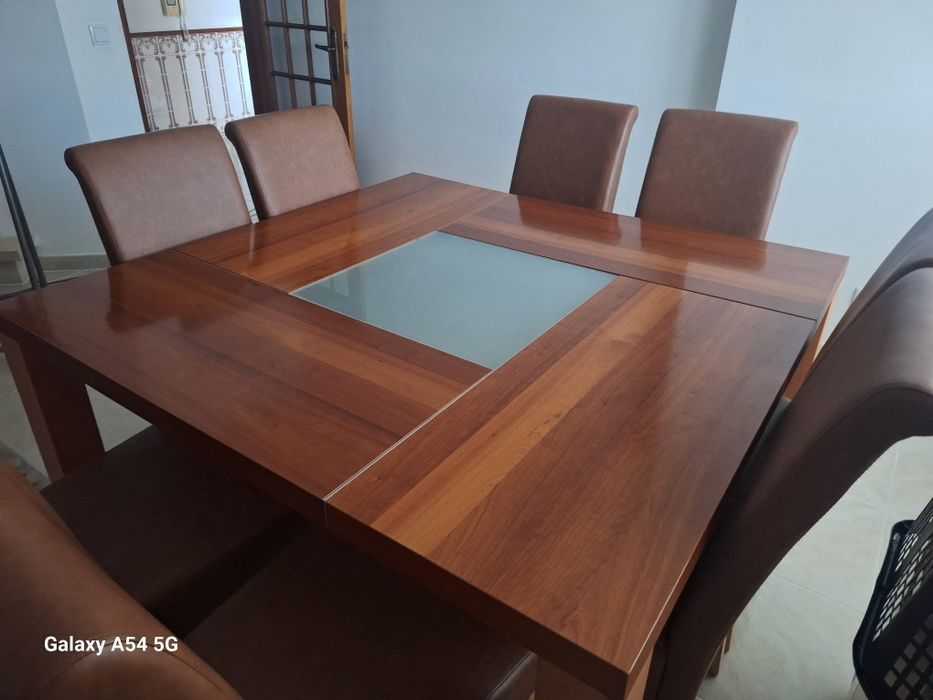 Mesa de Jantar com 8 cadeiras (novas)