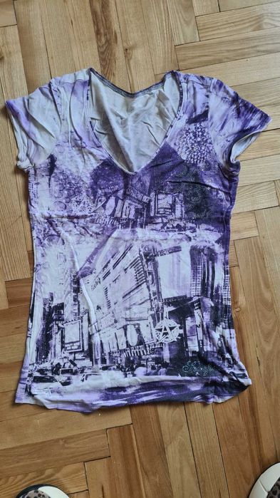 Жіноча футболка на розмір S