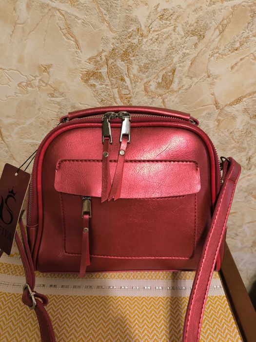 Сумка перламутрова червона через плече.