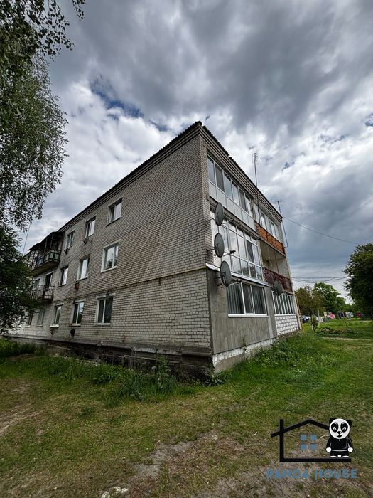 Продається простора 3-кімнатна квартира в затишному районі с. Катеринівка.