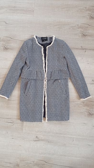 Wiosenny płaszcz Top Secret z falbanką