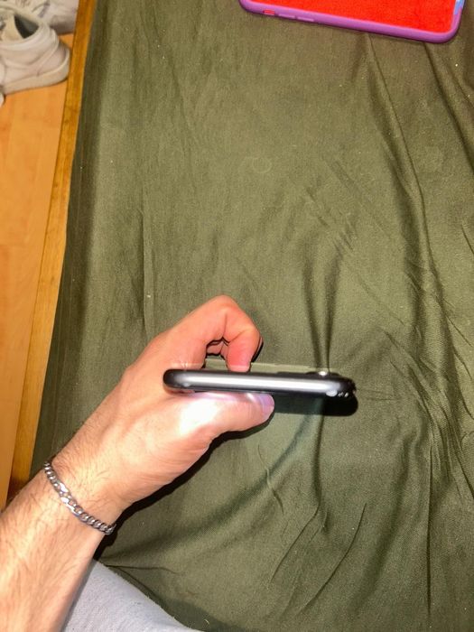 iPhone 11 com marcas de uso