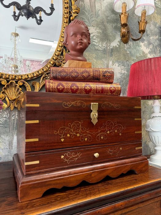 Caixa de Joias / Estojo de Toucador Antigo em Pau-Rosa e Latão - Séc. XIX.