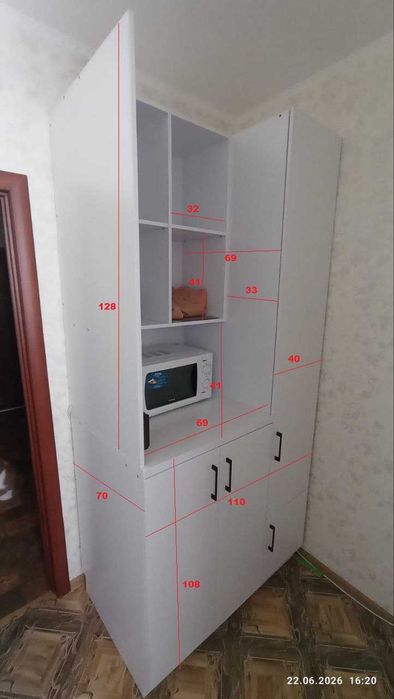 Кухонный шкаф с тумбами и верхним ящиком и верхним ящиком.