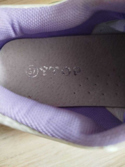 Кросівки легенькі