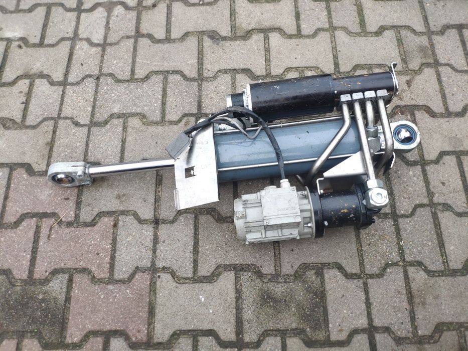 Siłownik hydrauliczny z napędem elektrycznym