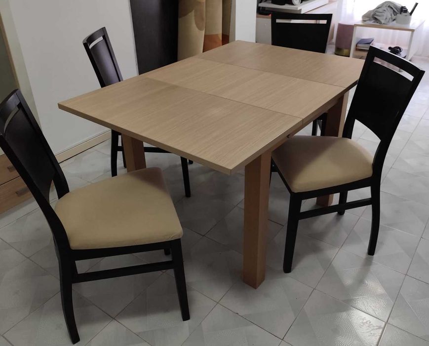 Mesa e 4 cadeiras de sala