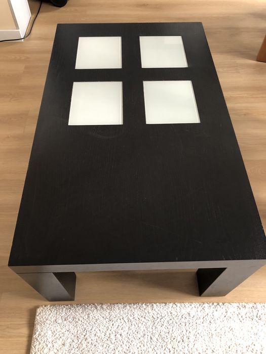 Mesa de centro preta e preta