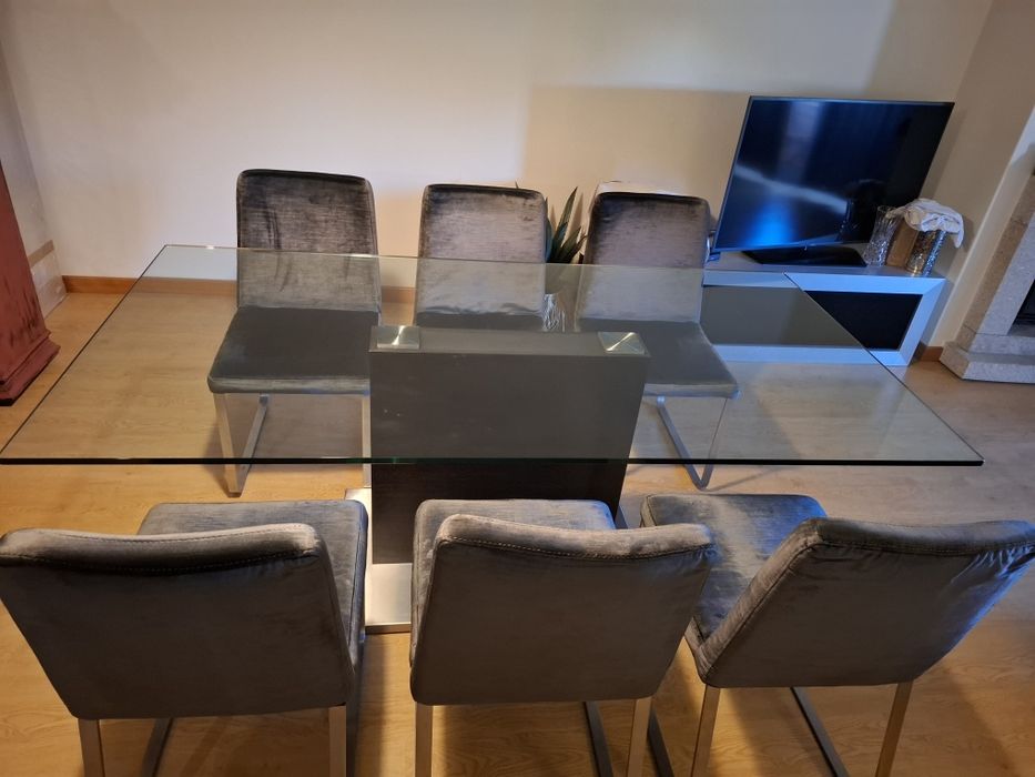 Mesa de vidro e 6 cadeiras