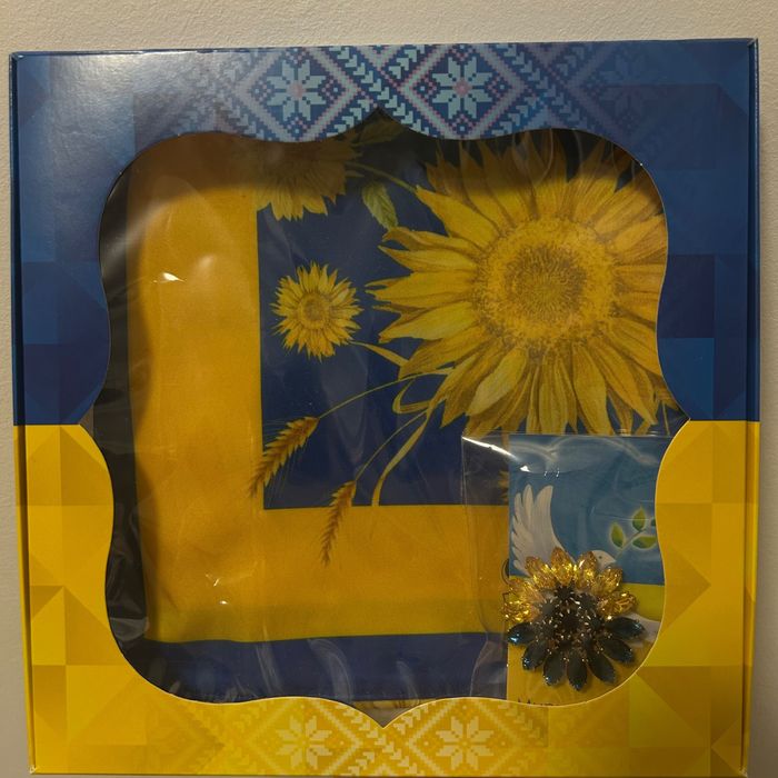 Патріотичний жовто-блакитний набір:хустка брошка подарункова упаковка