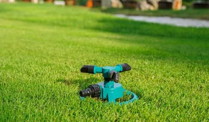 Obrotowy zraszacz do trawy