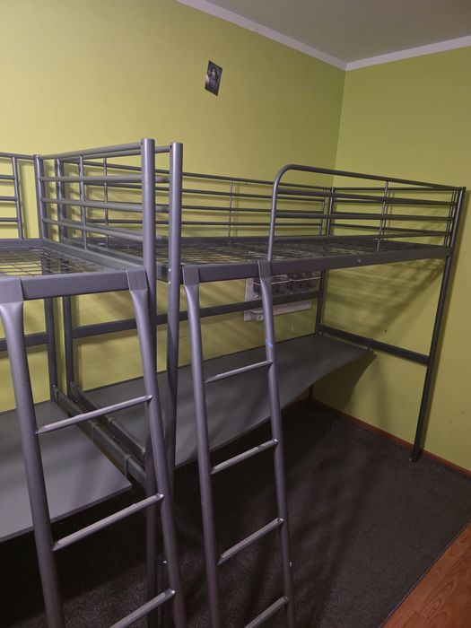 Łóżko piętrowe Ikea SVÄRTA z biurkiem
