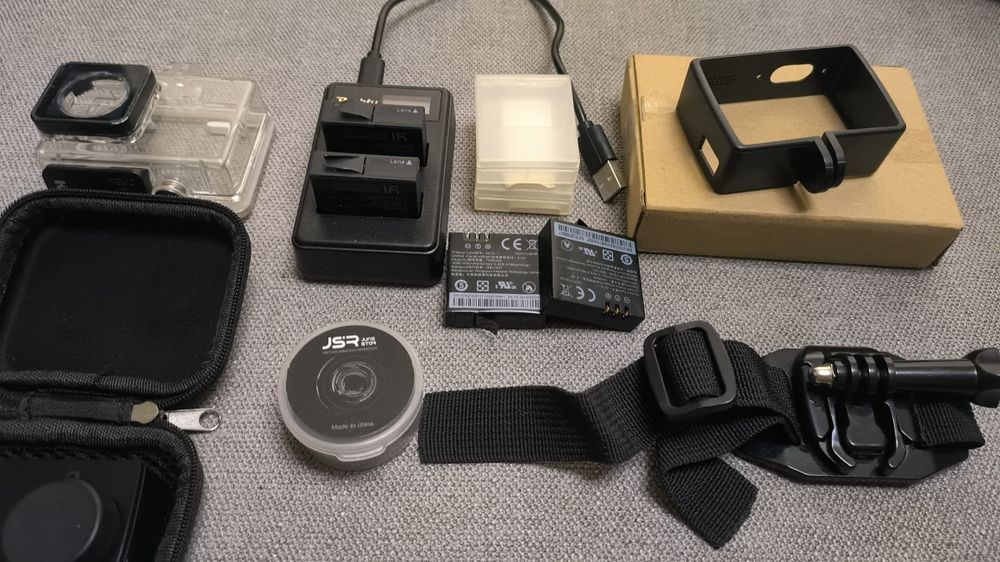 Екшн камера Xiaomi Yi 4K с комплектом аксессуаров