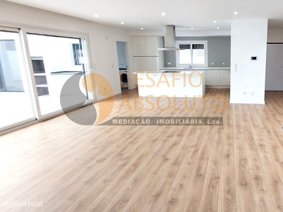 Moradia Geminada T4 c/ Piscina. Fernão Ferro