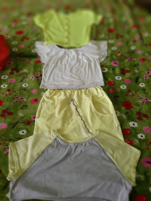 Komplet ubrań cztery bluzki spódnica i spodenki w rozmiarze  XS