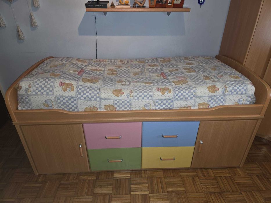 Cama alta com gavetas e portas